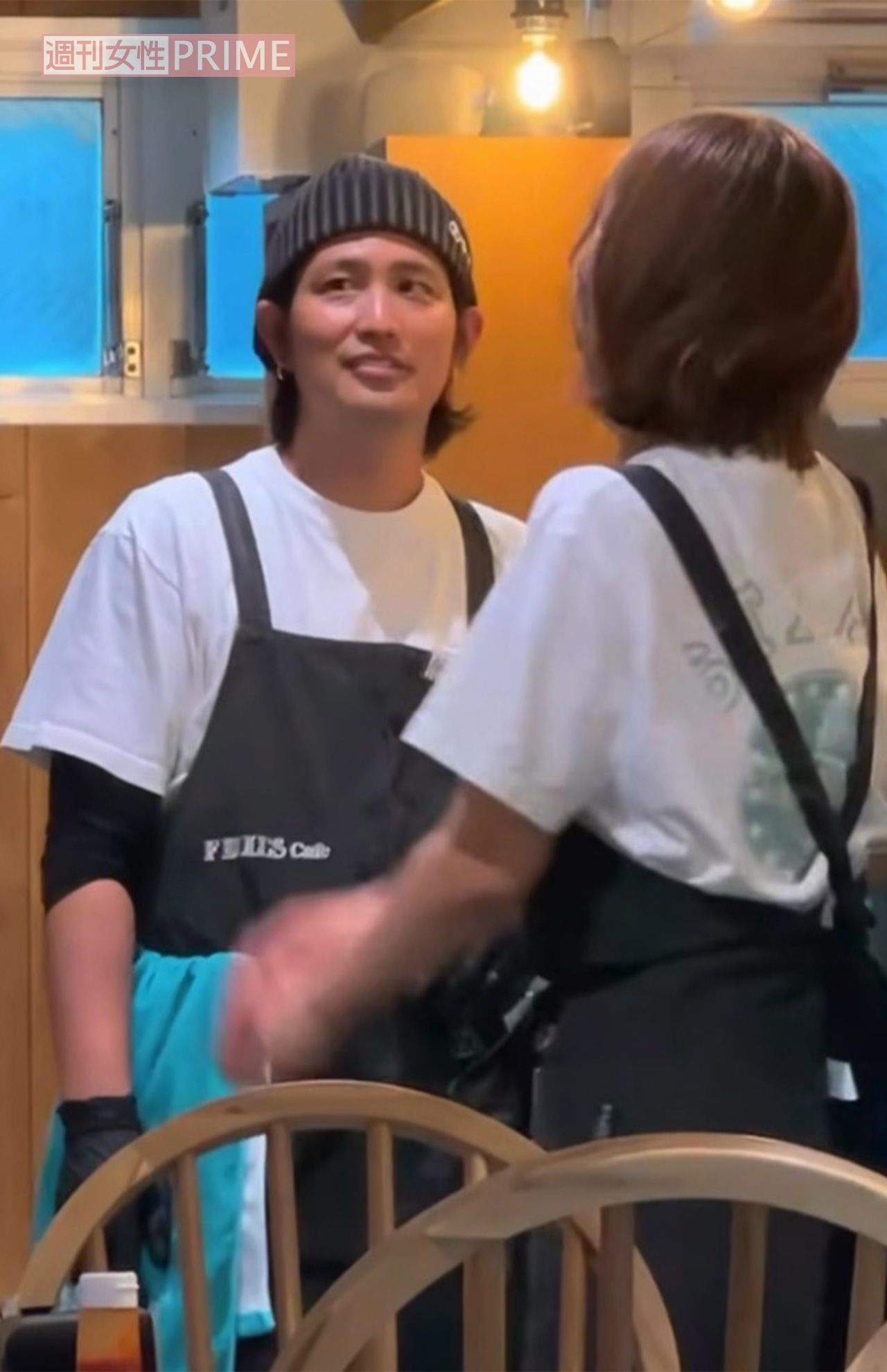 カフェがオープンしてから3日目、混み合う店内で笑顔で接客していたエプロン姿の桐山照史