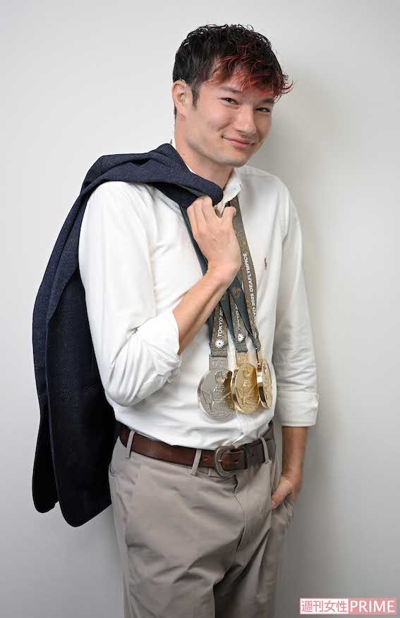 400メートル金メダル、200メートル銀メダル、4×400メートルリレーも金メダルで計3個のメダルを獲得した山田真樹選手