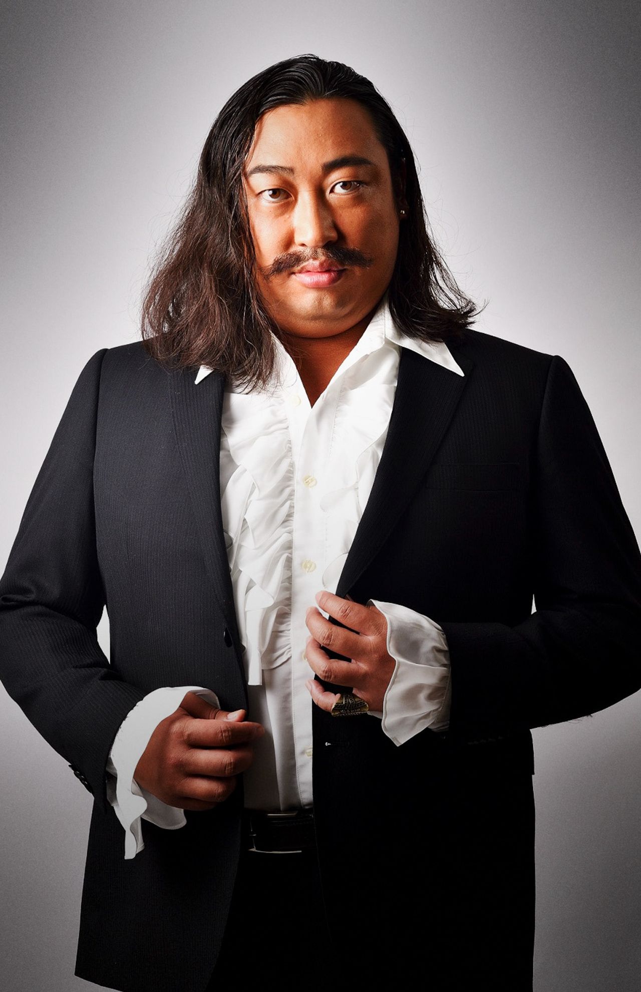 容疑者1：冴島響一郎。オペラ歌手。ホテルでディナーショーを行う予定だった。(c)テレビ東京