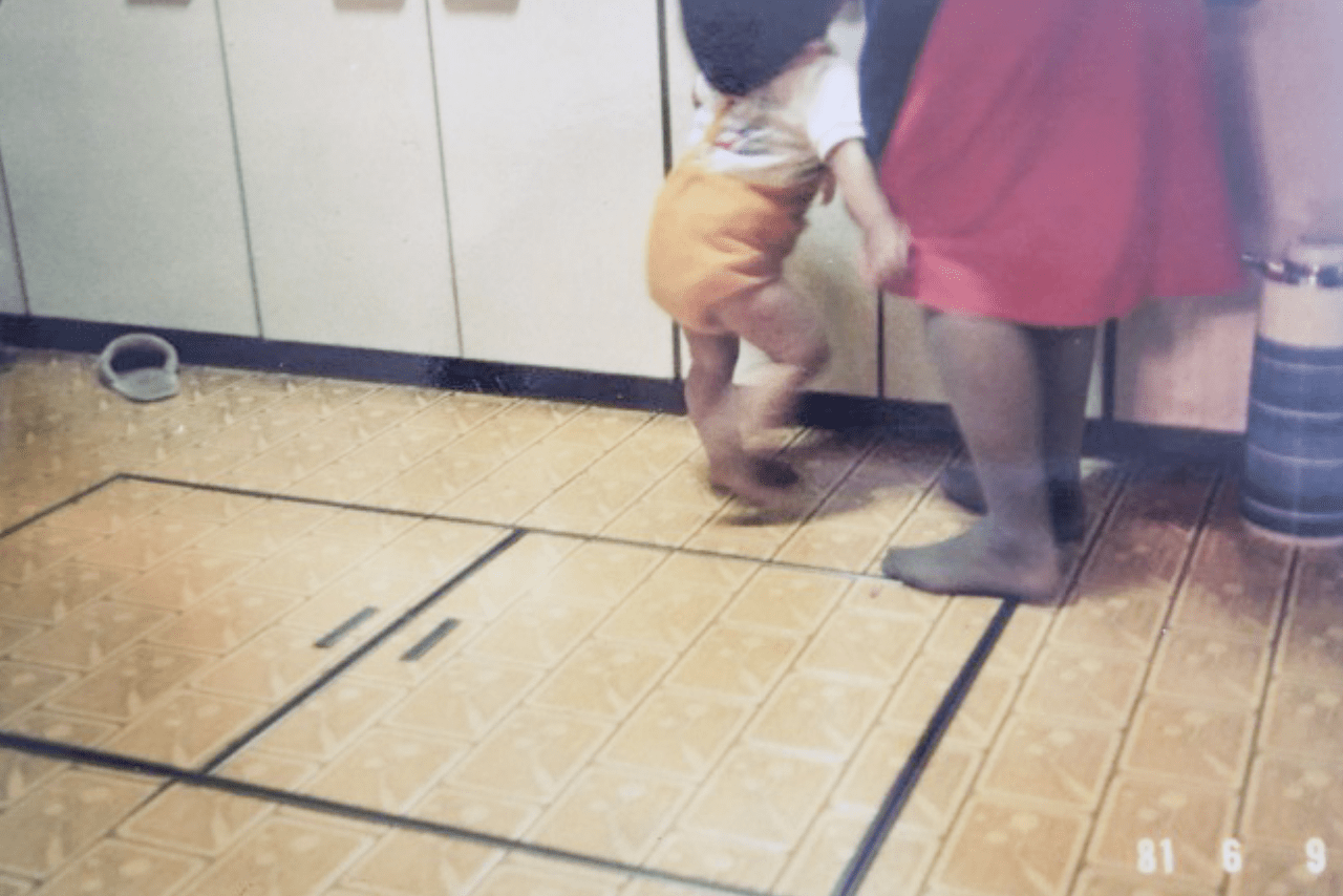 台所で母親に甘える1歳半の恩蔵さん