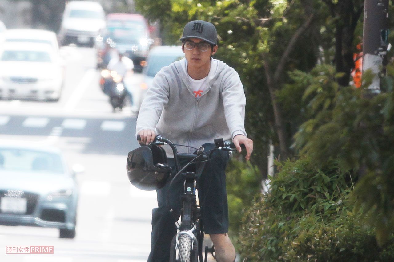 '12年二輪免許取得のための講習を受け、帰宅する錦戸亮