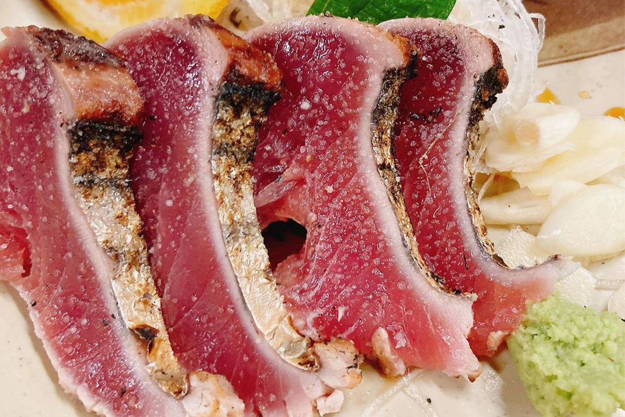 ひろめ市場の中の店舗。1人前5切れで1300円。写真は2人前