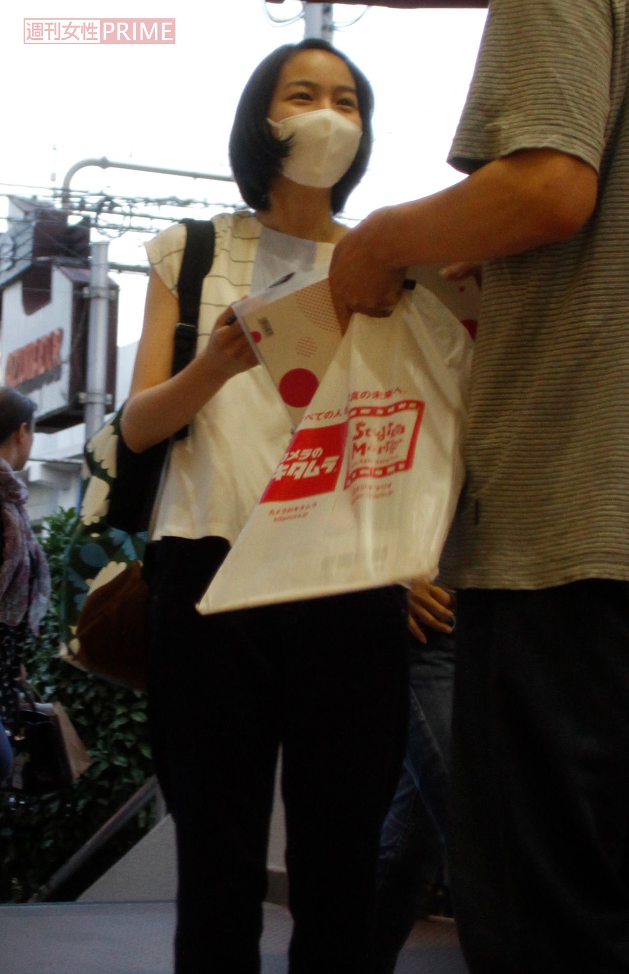 2016年、スタッフらしき男性と談笑する「のん」こと能年玲奈