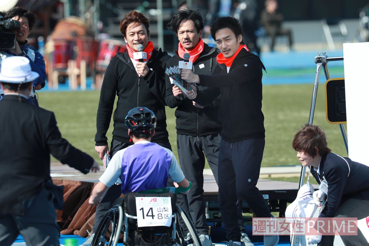車イスの選手たちに力強いエールを送っていた3人。集まった観客は、なんと1万7000人（チケットは1時間で完売！）撮影／森田晃博