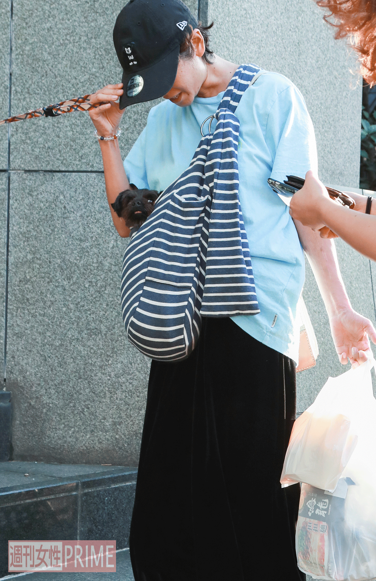 記者の直撃に、袋の中のワンちゃんもビックリ!?