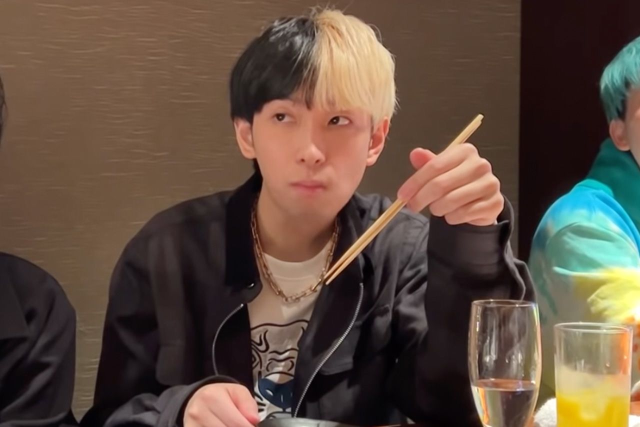 肘をついて食事をするヒカル（公式YouTubeより）