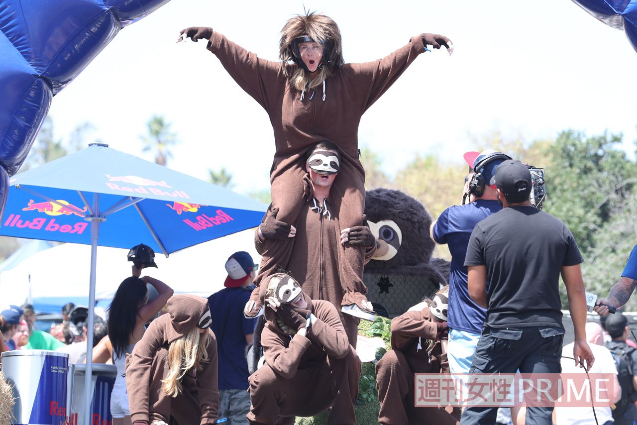 パフォーマンスも注目！　ナマケモノに扮して息の合ったダンスを披露！　撮影／吉岡竜紀