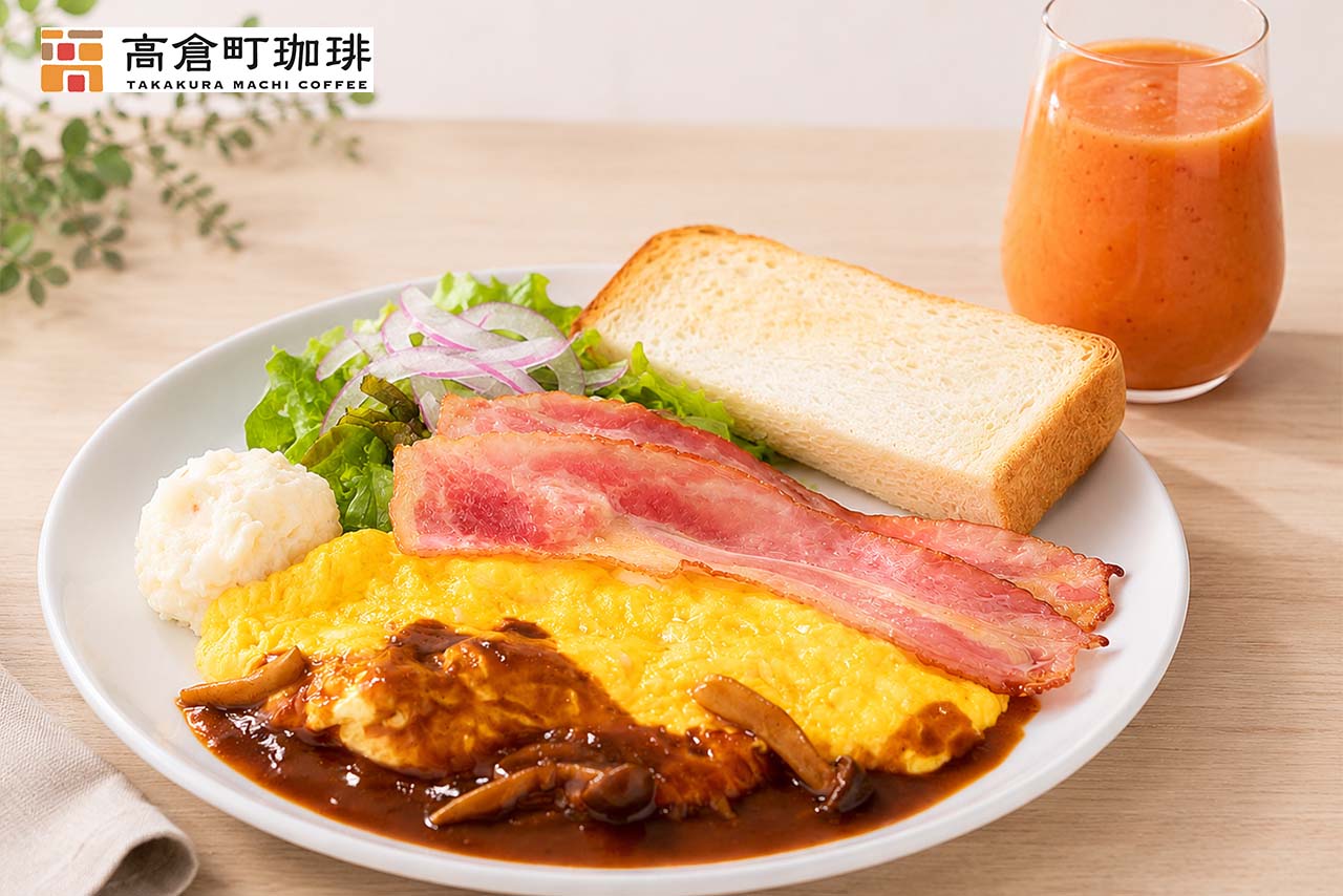 「高倉町珈琲」卵3個を使ったふわとろ食感のスクランブルエッグに、ベーコンやポテトサラダ、彩り野菜、パンドミトーストを添えた満足感のある朝食プレート。「スクランブルエッグ」モーニングサービスはドリンク料金＋680円