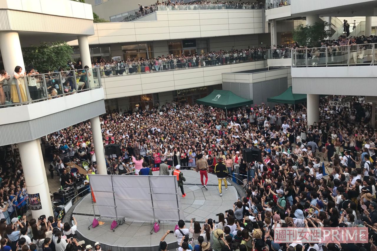 『U.S.A.』のリリースイベント。当初は人もまばらだったが、わずか3か月後にはこの人だかり（たまプラーザテラス）