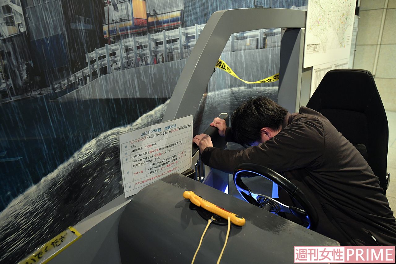 狭い車中で閉じ込められたら事前に体験することで、いざというときのパニックを回避　撮影／渡邉智裕