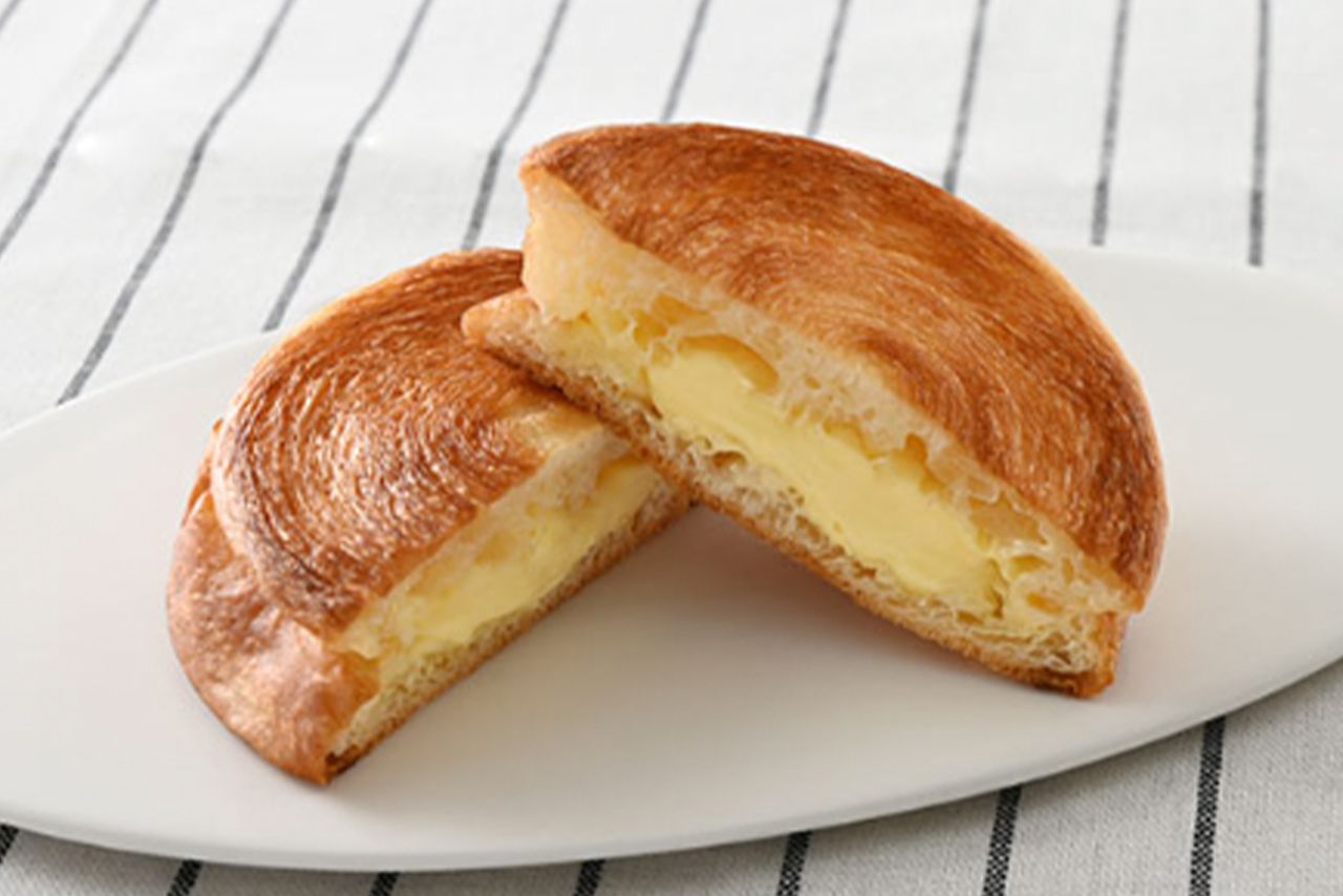 ファミリーマート「も～っちり食感クロワッサンロール（ダブルカスタード）」156円（税込168円）　＊公式サイトより