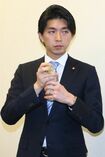 永田町の衆議院議員会館で行われた謝罪会見で質問に答える宮崎謙介衆院議員。左手の薬指にはリングが