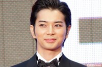 松本潤、ワイルドな“ヒゲ姿”の最新近影が「めっちゃ渋いイケオジ」嵐終了から4か月で進む“脱アイドル化”
