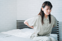 「目覚めが楽しみになる！」寝起きの腰、背中痛を高反発マットレスで解消する方法