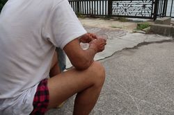 隅田川のほとりで暮らす永山さん（仮名）。川の向こうにはスカイツリーがそびえている