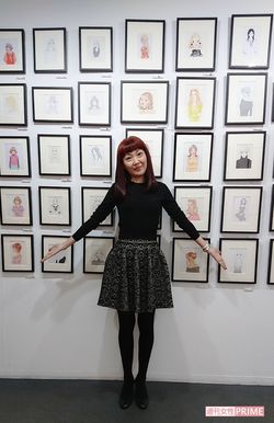 自身の原画を前に