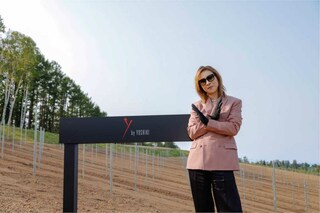初となる日本産ワインプロジェクトを始動し、北海道を訪れピンクのジャケットとパンツスタイルで畑作業に挑戦したYOSIHIKI（『Y by YOSHIKI』公式サイトより）