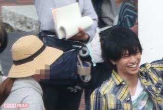 階段上キャストらに手を振る中島