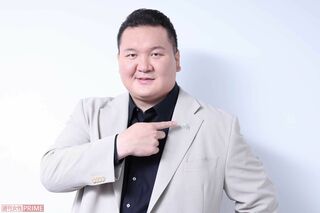「世界相撲」のシンボルマークのピンバッジを常に着けるようにしている白鵬　撮影／吉岡竜紀