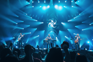 「自分たちはライブバンド」と言う3人の言葉どおり、彼らの本当の魅力はステージに詰まっている（撮影／吉岡竜紀）