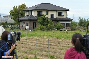 事件が起きた5月25日。容疑者が立てこもっている自宅の様子。手前は報道陣