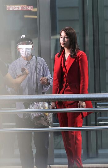 21年9月下旬、都内のオフィス街で大手メーカーのCM撮影をしていた広瀬アリス。立ち止まって様子を見学する人たちも