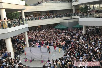 『U.S.A.』のリリースイベント。最初は人もまばらだったが、わずか3か月後にはこの人だかり（たまプラーザテラス）