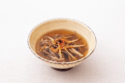 ごぼうと牛肉のきんぴらスープ（料理考案・調理／柳井泉　撮影／有光こうじ写真事務所）