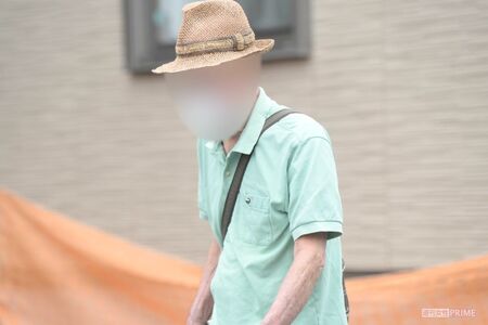 5月下旬、90代とは思えないほど元気な姿で自宅付近を散歩する小室圭さんの祖父