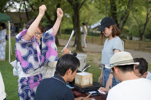スタッフと最後の集計中。この日はカップルが9組成立し、思わず笑顔でガッツポーズ!