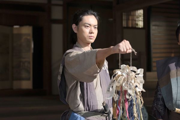 虎松は家康（阿部サダヲ）から万千代という名をもらい、草履番として仕え始める。(c)NHK