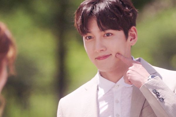 「君が選べ。乗り切るのは別々か一緒か、オレは一緒がいい」　(c)SBS