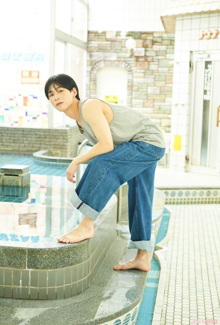 写真集では大阪中をお散歩ロケ。銭湯ではいつもは見られない秦アナの姿も。撮影/三つ葉ちひろ