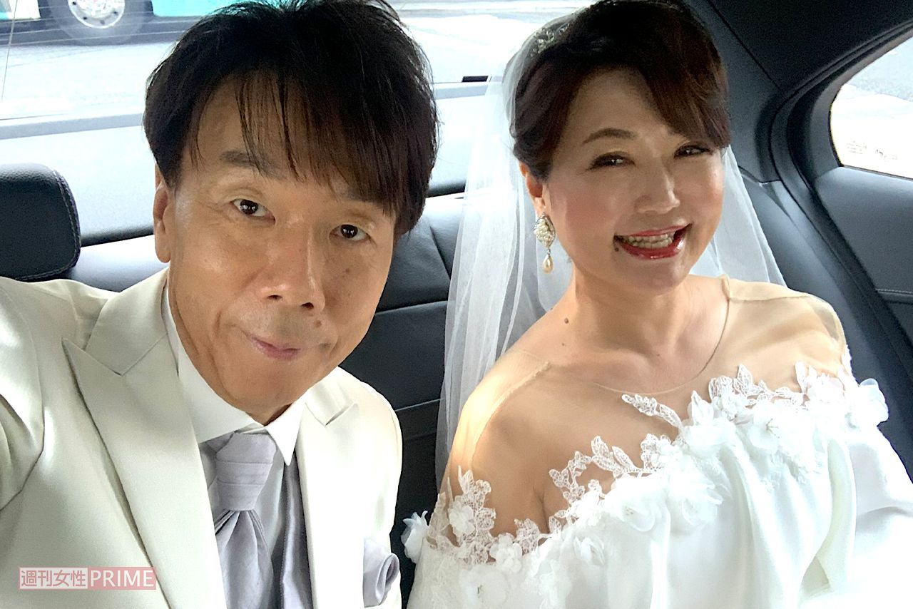 結婚式当日、会場に向かう車中で夫とツーショット　写真提供／板橋理恵さん