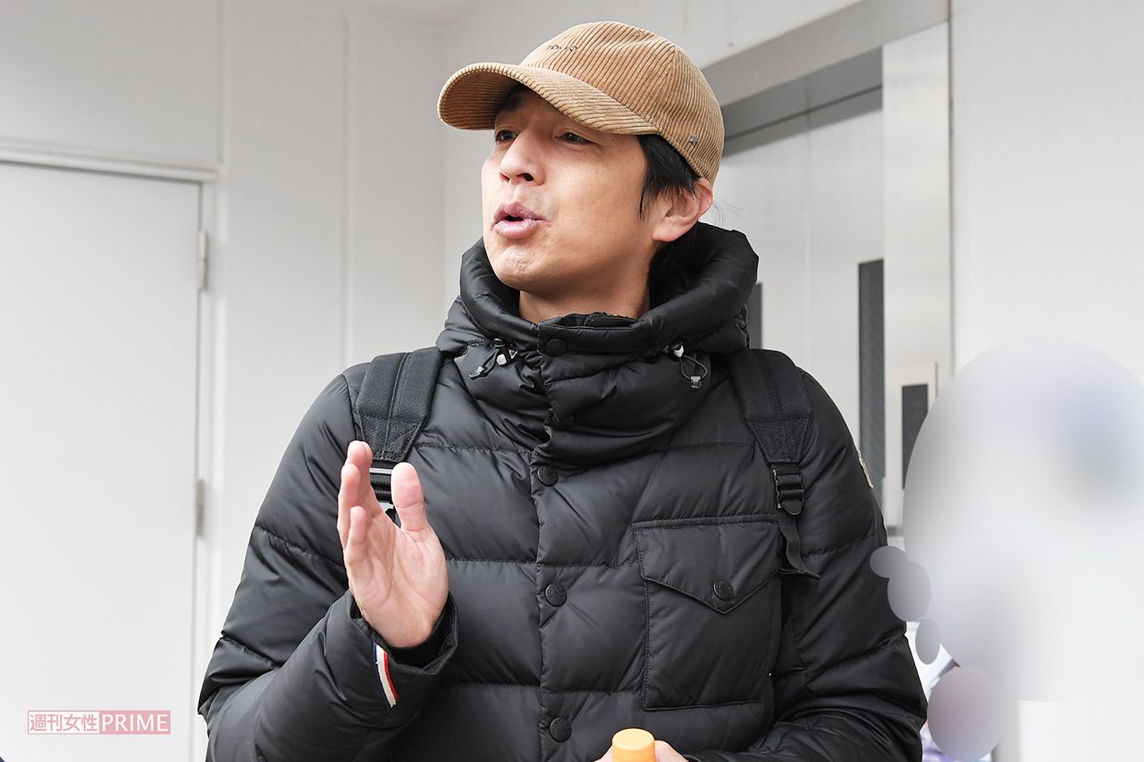 直撃取材を受ける徳井義実