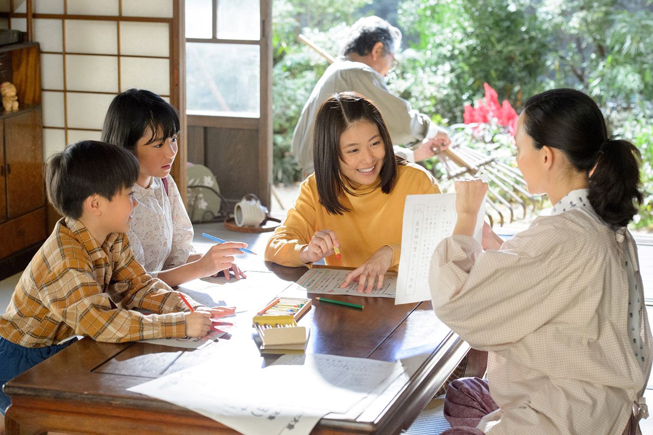 父・実は出稼ぎで東京に。村に残る祖父の茂（古谷一行）、母の美代子（木村佳乃）と妹弟たちが、みね子の家族　(c)NHK