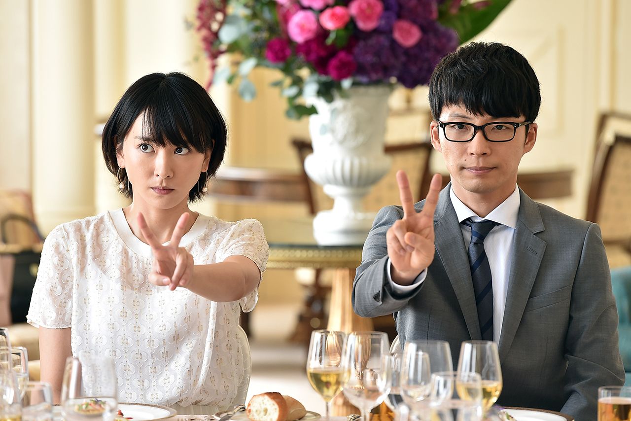 森山みくり役の新垣結衣と津崎平匡役の星野源　(c)TBS