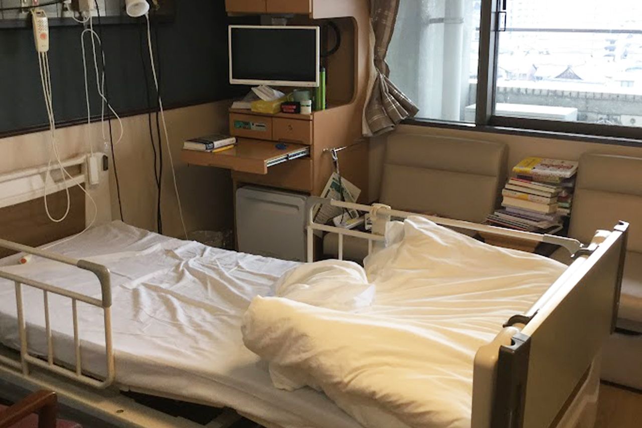 病室にパソコンを持ち込んで執筆も。「知り合いの編集者が本を送ってくれましたが、集中して読めませんでした」画像提供／村井さん