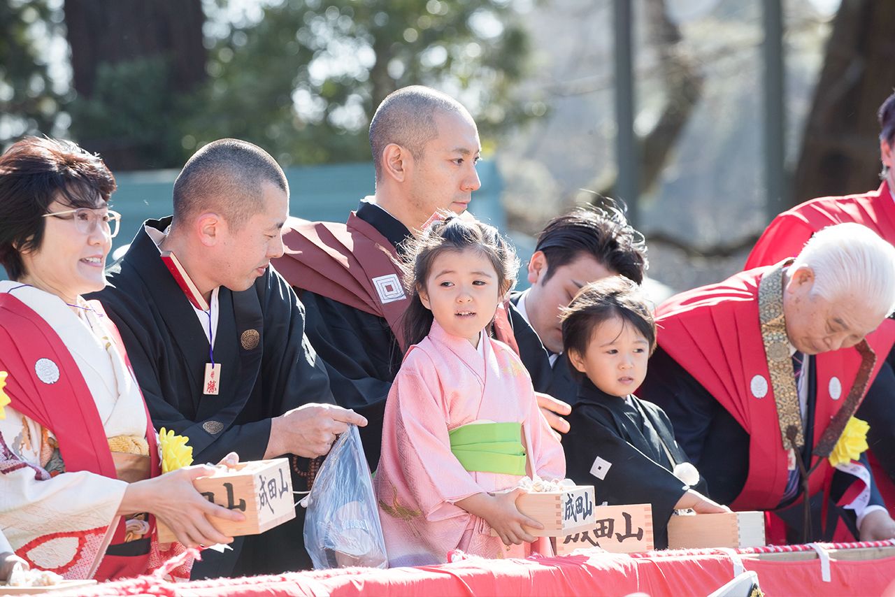 成田山新勝寺節分会（'17年2月）　長女の麗禾ちゃんも一緒に、千葉の成田山で恒例の豆まきに参加。麗禾ちゃんも勸玄くんも少し緊張ぎみ？　撮影／本誌写真班