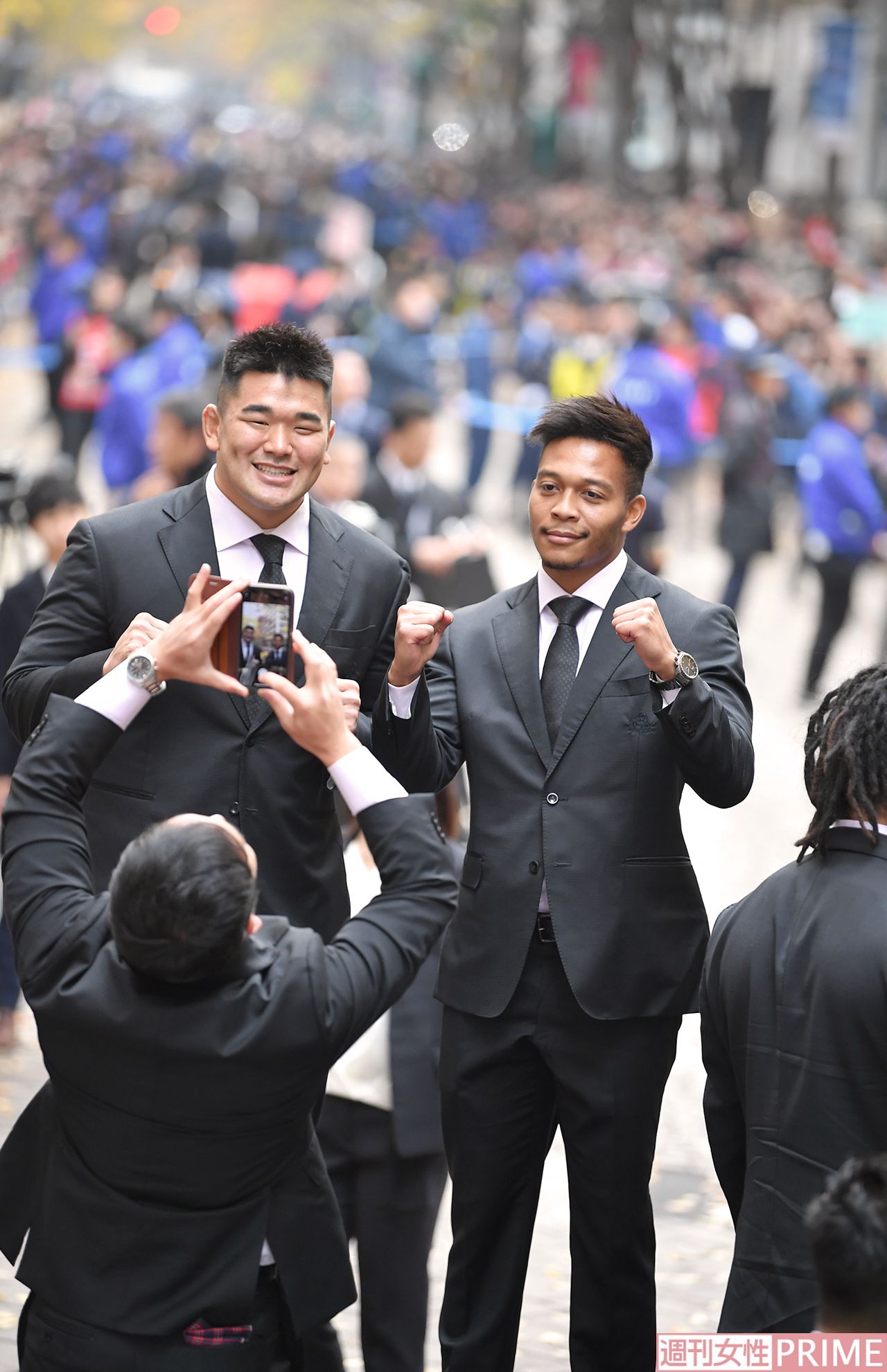 具智元（グ・ジウォン）選手と松島幸太朗選手を流大（ながれ ゆたか）選手が撮影中。　撮影／渡邉智裕