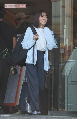 2026年9月下旬の撮影でスタッフと談笑していた山口紗弥加。柴咲コウとは私生活でも親交があるという