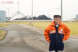 1年半休学し、世界中の自然エネルギーを視察。写真はオランダにて