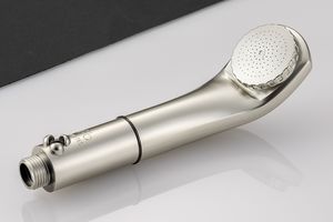 マイクロバブルシャワー　ピュアブル2約20ミクロンの微細な泡が肌に負担をかけることなく毛穴の汚れや老廃物を洗い流す。優れた洗浄効果や温浴効果、保湿効果などがある。約40%の節水効果も。1万7600円／オーラテック　問0942‐53‐2504