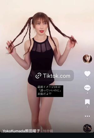 “スク水風”の衣装を着る熊田曜子（本人のインスタグラムより）