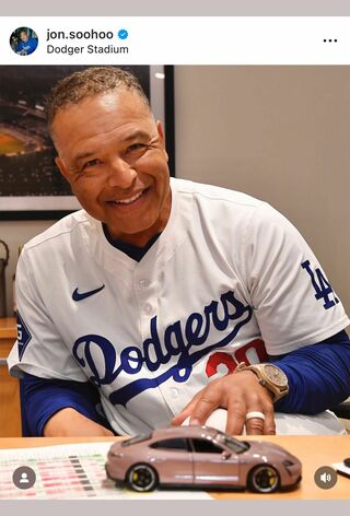 大谷からミニカーを贈られたロバーツ監督（球団専属カメラマンのインスタグラム）