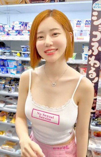 「No Sexual Service」と書かれたキャミソール姿で日本のコンビニを訪れたDJ SODA（本人のXより）