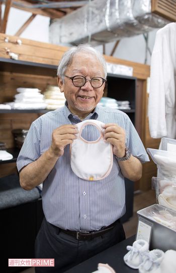 「ORGANIC120BABY」のベビービブを持って