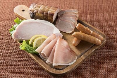 大腸がんのリスクも、ハムにソーセージ「食べてはいけない加工肉」の見極め方