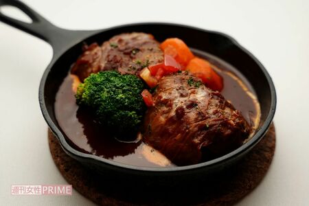 復活させたロールキャベツ2200円（単品）。野菜と肉のうまみがトマトソースに凝縮　撮影／斎藤周造