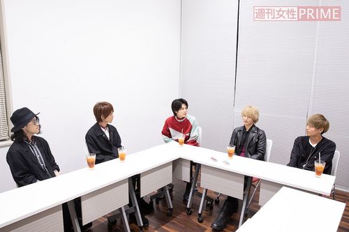 “缶蹴り”トークで盛り上がる萩原利久とThinking Dogs　撮影／吉岡竜紀